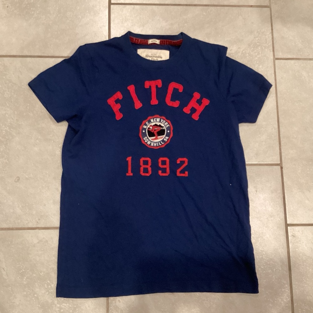 Abercrombie & Fitch
Blue T-shirt